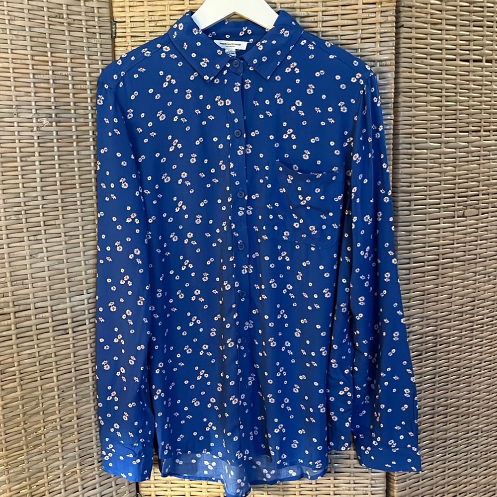 Beach lunch lounge. Size large daffodil 🌼 💙print Blouse. NWT, NWB.